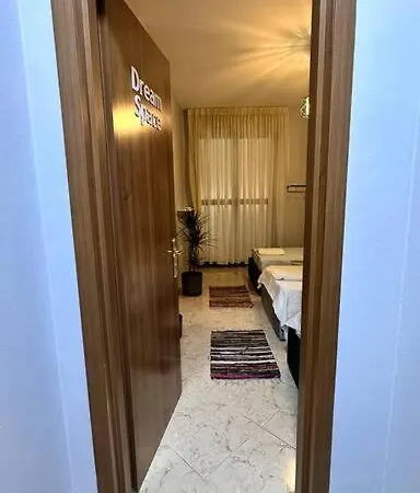 Super House Blloku - 3 Apartment Tirana